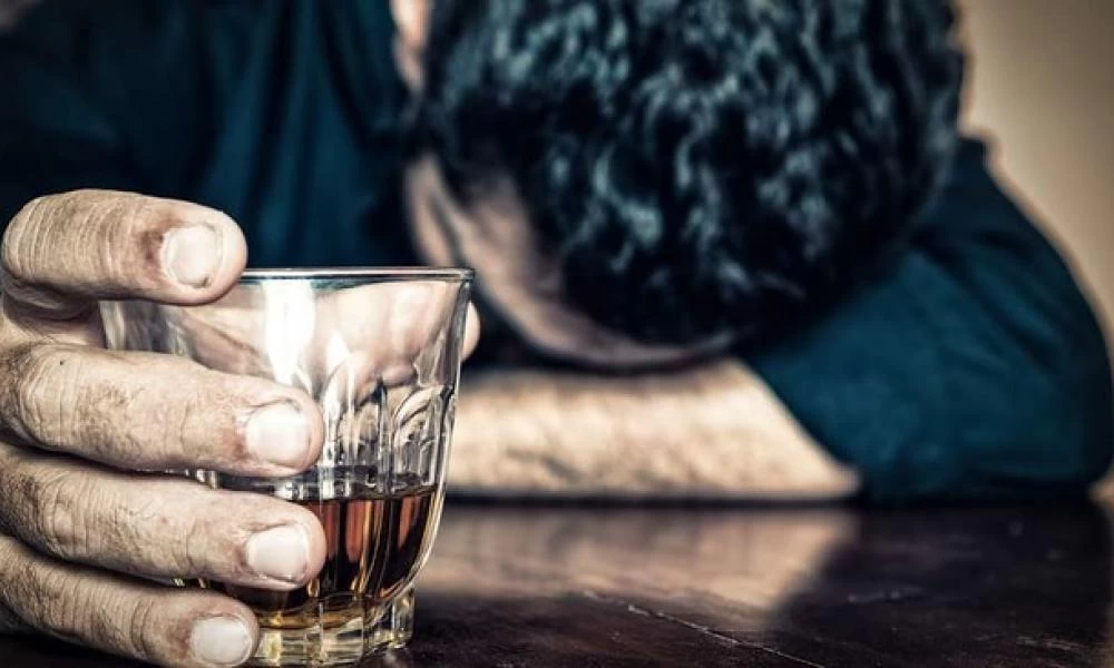 Οδηγός "τύφλα" στο μεθύσι χτύπησε γυναίκα και πήρε σβάρνα όλα τα παρκαρισμένα! - Βίντεο